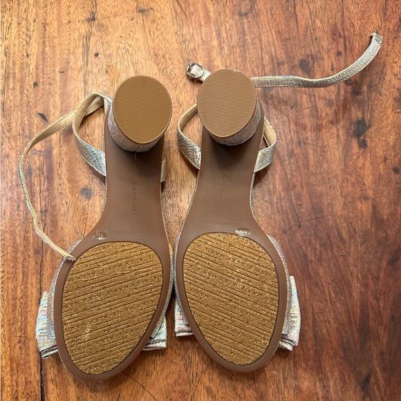 NWOT bow sparkle ankle strap and block heel sandals 9W - Picture 3 of 3